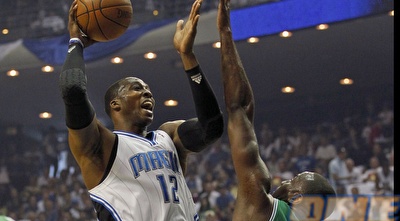 הווארד מול פרקינס. הסלטיקס תיסכלו את הסנטר (רויטרס) הווארד מול פרקינס. הסלטיקס תיסכלו את הסנטר (רויטרס)