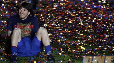 מנוחת הלוחם. ליאו מסי מצא זמן לתת לרגליים לנוח וליהנות (רויטרס) מנוחת הלוחם. ליאו מסי מצא זמן לתת לרגליים לנוח וליהנות (רויטרס)