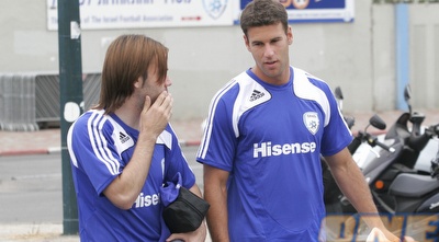 דקל קינן וביברס נאתכו מגיעים לאימון הבוקר של נבחרת ישראל (שי לוי)