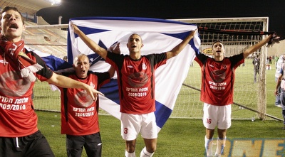 הפועל ת&qout;א חוגגת אליפות לא ספורטיבית