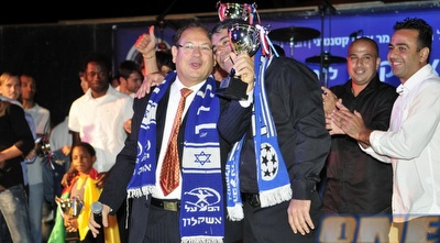 פרוספר אזגי ובני וקנין בשמיים.  (אלעד ירקון)