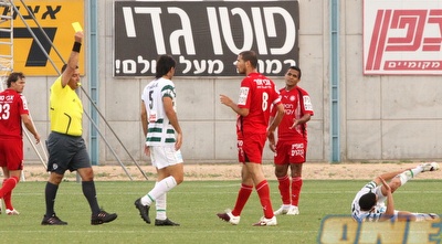אלי לוי מקבל כרטיס צהוב (קובי אליהו) אלי לוי מקבל כרטיס צהוב (קובי אליהו)