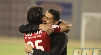 יובל נעים מתחבק עם גולן חרמון בסיום (קובי אליהו) יובל נעים מתחבק עם גולן חרמון בסיום (קובי אליהו)