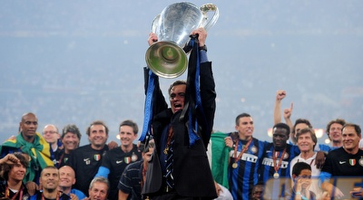 מוריניו מניף את הגביע. הספיק להיכנס להיסטוריה (GettyImages)