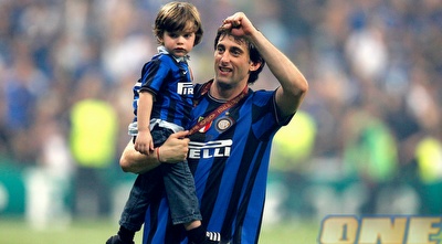 דייגו מיליטו חוגג עם הבן (רויטרס)