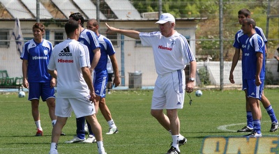 לואיס פרננדז עם שחקני הנבחרת. היו&qout;ר לא יצפה במשחק (רועי גלדסטון)