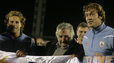 פורלאן ולוגאנו עם נשיא אורוגוואי (רויטרס)