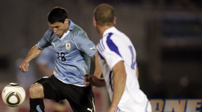 גונזאלס משתלט על הכדור, מימון מסתכל (רויטרס)