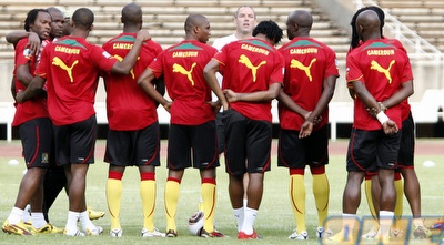 פול לה גוון ושחקני נבחרת קמרון (רויטרס)