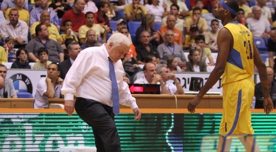 פיני גרשון מתוסכל. &qout;חושב שאני ממשיך, אני לא בטוח&qout; (קובי אליהו)