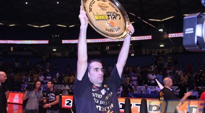 אבישי גורדון חוגג עם צלחת האליפות (קובי אליהו)