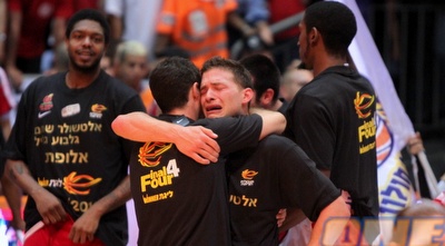 מקל בסערת רגשות אחרי הזכיה באליפות. &qout;הגשמתי כאן הכל&qout; (קובי אליהו)