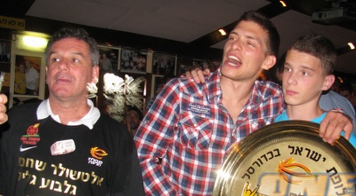 מקל, גל והצלחת (יוסי פנטילט) (ONE) מקל, גל והצלחת (יוסי פנטילט) (ONE)