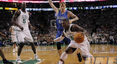 ג´ייסון וויליאמס לא מצליח לעצור את נייט רובינסון, שעזר מהספסל (רויטרס)