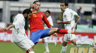 סרחיו ראמוס מנסה לבלום התקפה של ערב הסעודית (רויטרס)