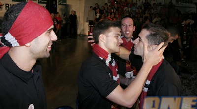 גל מקל ואבישי גורדון חוגגים אליפות. מקל יחזור למכבי? (דרור עינב)