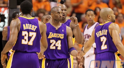 שחקני הלייקרס חוגגים בפיניקס (GettyImages)