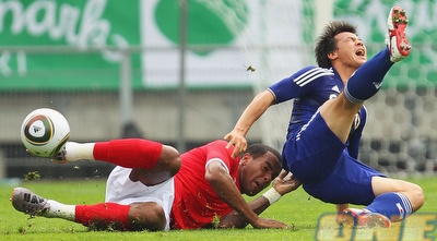 הדלסטון ואוקאזקי על הדשא במשחק בגראץ (GettyImages)