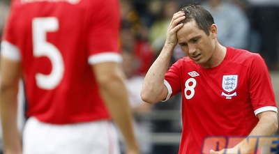 פרנק למפארד תופס את הראש אחרי החמצת הפנדל (רויטרס)