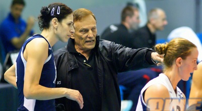 אריה זלינגר עם חניכותיו. ניצחו את מכבי ברייטינג (מייקל מק´קונוויל)