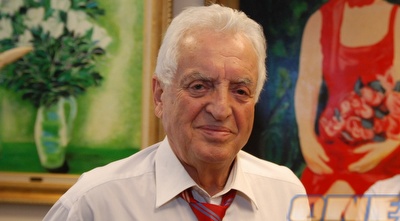 פלאטו שרון מחויך במהלך הפגישה. מעוניין לעזור לבית&qout;ר (שי לוי)