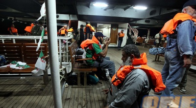 המפגינים על אחת הספינות. השבדים מבהירים שהם לא ביקשו לא להגיע (רויטרס)