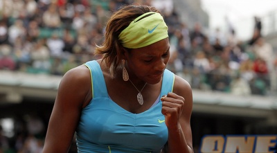 סרינה וויליאמס חוגגת נקודה היום מול שחר פאר (רויטרס)