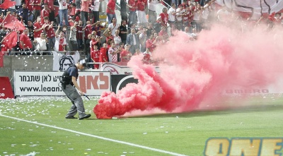 רימוני עשן לפני הדרבי. &qout; (רועי גלדסטון)