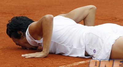 סקיהבונה מנשקת את החימר (רויטרס) סקיהבונה מנשקת את החימר (רויטרס)