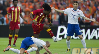 דרק בואטנג מעל ווסלי סניידר, מארק ואן בומל עצבני (רויטרס) דרק בואטנג מעל ווסלי סניידר, מארק ואן בומל עצבני (רויטרס)