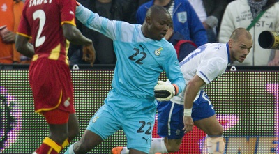 ריצ´ארד קינגסון מול ווסלי סניידר. הדיפה לא טבה של השוער הביאה לשער (רויטרס) ריצ´ארד קינגסון מול ווסלי סניידר. הדיפה לא טבה של השוער הביאה לשער (רויטרס)