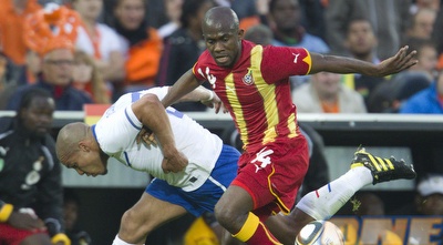 מתיו אמואה נאבק עם נייג´ל דה יונג (רויטרס) מתיו אמואה נאבק עם נייג´ל דה יונג (רויטרס)