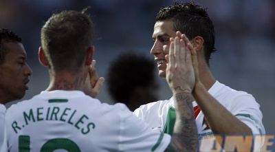 כריסטיאנו רונאלדו מברך את ראול מיירלש (רויטרס) כריסטיאנו רונאלדו מברך את ראול מיירלש (רויטרס)