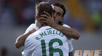 ראול מיירלש חוגג עם פדרו מנדש (רויטרס) ראול מיירלש חוגג עם פדרו מנדש (רויטרס)