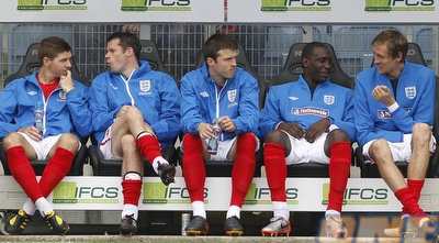 סטיבן ג´רארד בקצה הספסל.  (רויטרס)