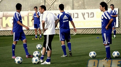 מוטי איווניר והשחקנים הערב באימון (שי לוי)