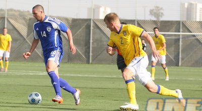 בן סהר מנסה להוציא את ישראל להתקפה מול מיכאל אלמבאק (עמית מצפה)