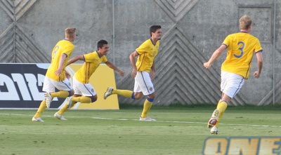 השבדים חוגגים על חשבון הישראלים בנס ציונה (עמית מצפה)