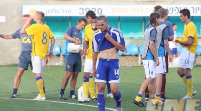 בן סהר לא מסתיר את אכזבתו בסיום המשחק מול שבדיה (עמית מצפה)