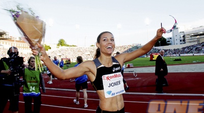 לולו ג´ונס חוגגת את הניצחון ב-100 מטרים משוכות (רויטרס)