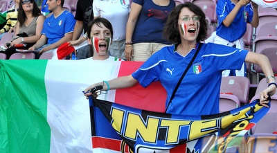 אוהדות איטלקיות חוגגות בסטאדיו דה ז´נבה (GettyImages)