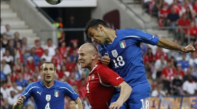 קוואליארלה נוגח מעל סנדרוס את שער השוויון (רויטרס)