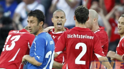 גוקאן אינלר חוגג עם החברים את שער היתרון (רויטרס)