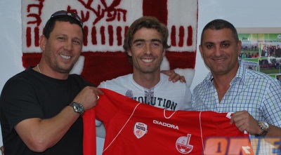 ריקרדו פרננדש חותם על החוזה בב&qout;ש (ONE) ריקרדו פרננדש חותם על החוזה בב&qout;ש (ONE)