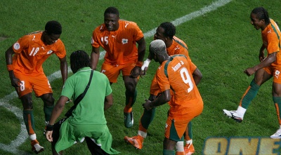 חוף השנהב חוגגת מול סרביה ב-2006. רוצה שמינית גמר (GettyImages)