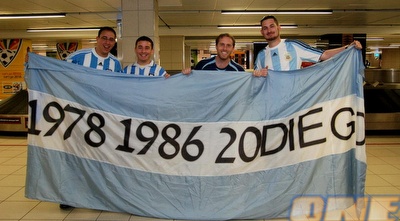 אוהדי ארגנטינה עם דגל גדול (שי לוי)