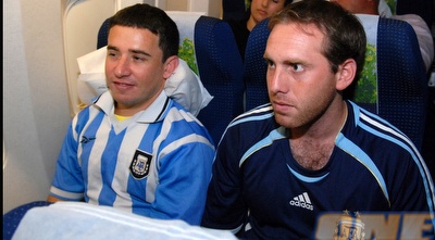 אוהדי נבחרת ארגנטינה נוחתים בדרום אפריקה. הרחובות נצבעו בצבעי האלביסלסטה (שי לוי)