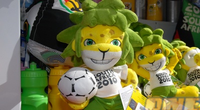 בובות המונדיאל מחכות לתיירים שמגיעים לדרום אפריקה (שי לוי)