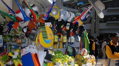 אביזרי העידוד בדוכנים. יש גם אוכל כשר למי שרוצה... (שי לוי)