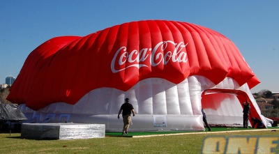 אוהל קוקה קולה מחכה לתיירים בדרום אפריקה (שי לוי)